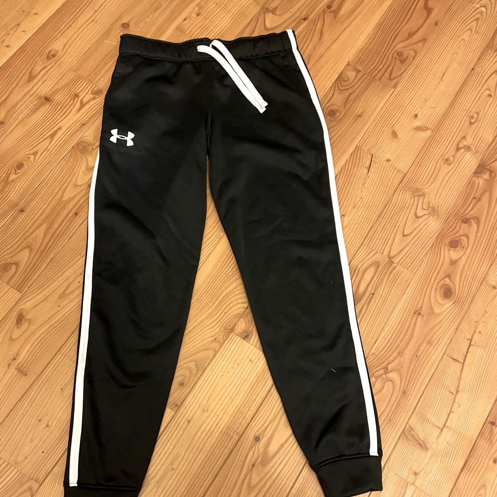 Unisex kids under armour fleece jogger !! Never worn !! Bought to small !!!!